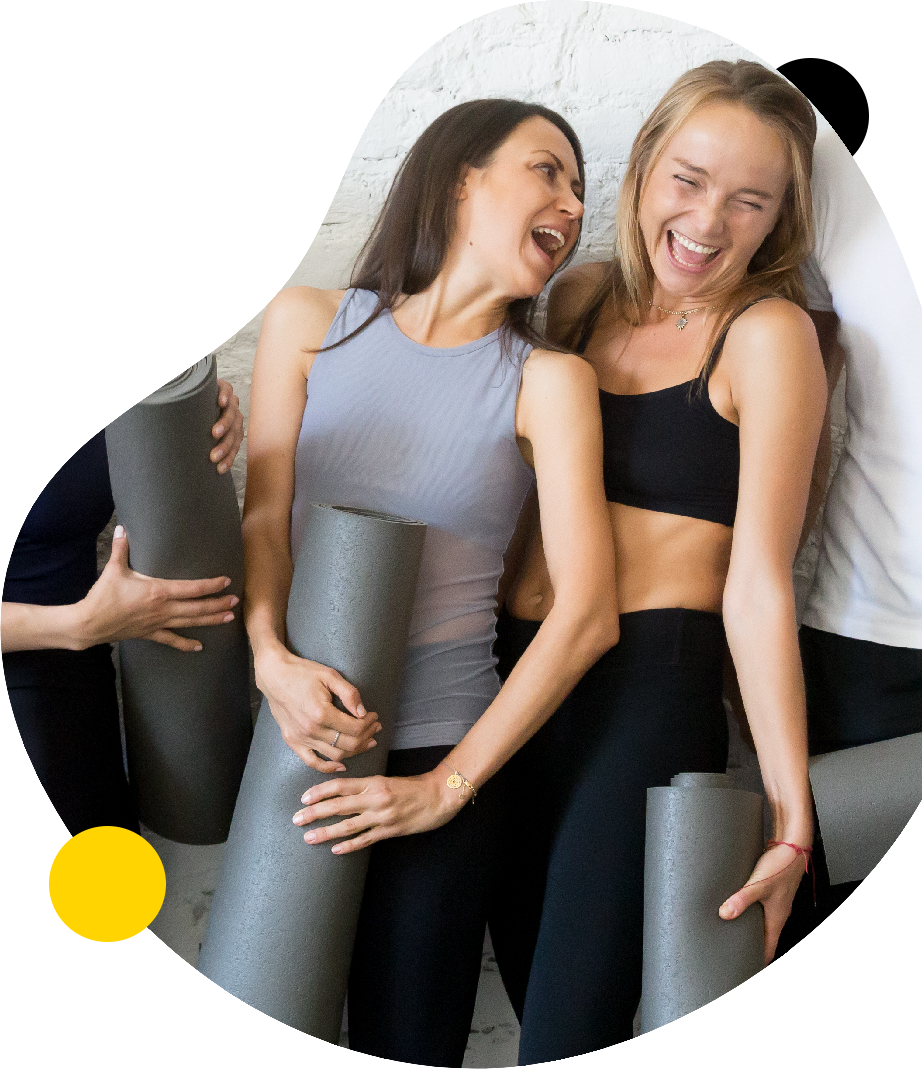 Glade kvinder til ashtanga yoga